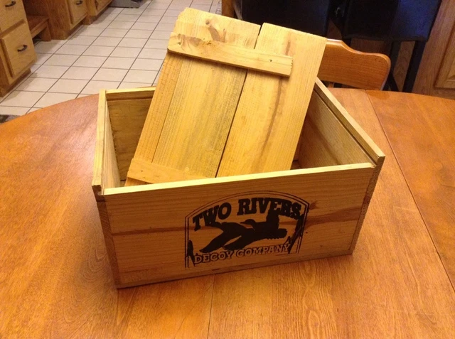 Two Rivers Decoy Company Advertising Crate plus 2 Decoys 4
