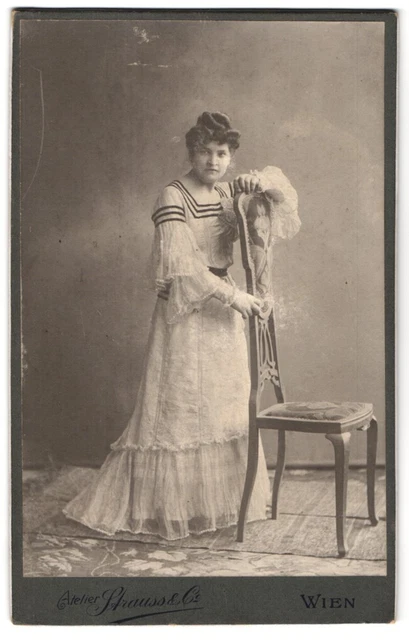 Fotografie Strauß & Co., Wien, Kohlmarkt 5, Frau in gekrümmter Haltung