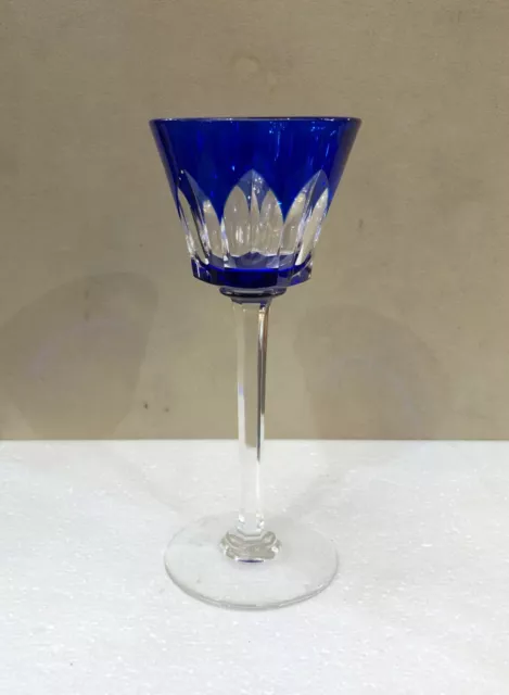 BACCARAT verre à vin du Rhin signé Cristal doublé bleu Modèle CARACAS Roemer