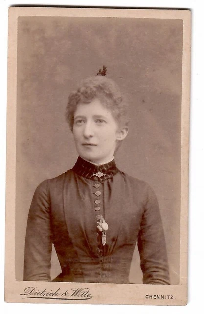 10882 - CDV * Damenporträt mit Haarspange * Chemnitz 1889 Widmung
