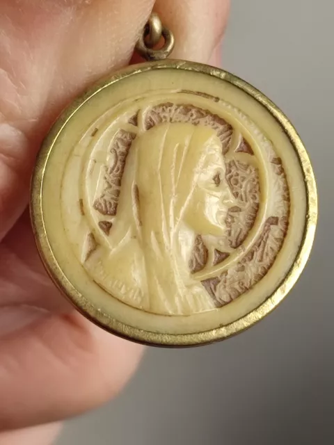 Médaille pendentif Vierge en Ivoirine monture cuivre, signée Chauvin