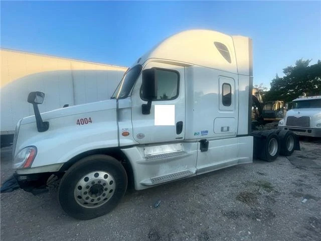 2016 Freightliner Cascadia DD15 motor -Automatic - Runs & Drives