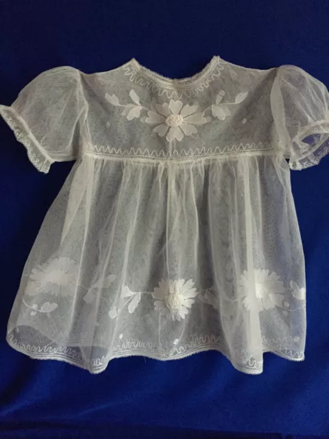 Ancienne jolie petite robe bébé en tulle brodé de fleurs ( D65 )