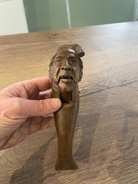 JOLI ANCIEN CASSE NOIX forme SABOT BOIS avec petite