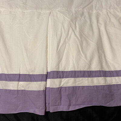Falda de cama conservadora Pottery Barn para niños con volantes de polvo 15 en gota púrpura a rayas blancas