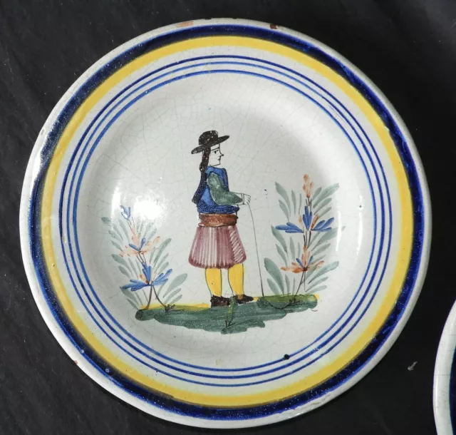 M) Assiette ancienne faïence de MALICORNE (décor breton) n°31