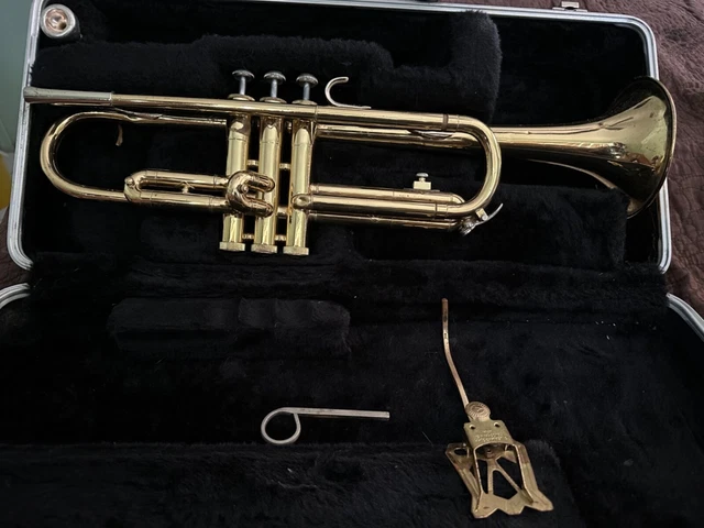 Selmer Bundy TRUMPET with case and mouthpiece. Selmer Bundy TRUMPET with case and mouthpiece.
