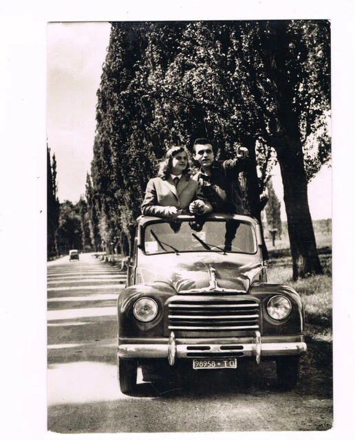 cartolina  originale coppia di innamorati con fiat   topolino anni 50