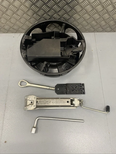 thumbnail image 2 of Genuine Fiat Doblo 7Q Tool Kit 2010-2023 - Jack, Handle, Bag & Chock, OEM 2 of 4