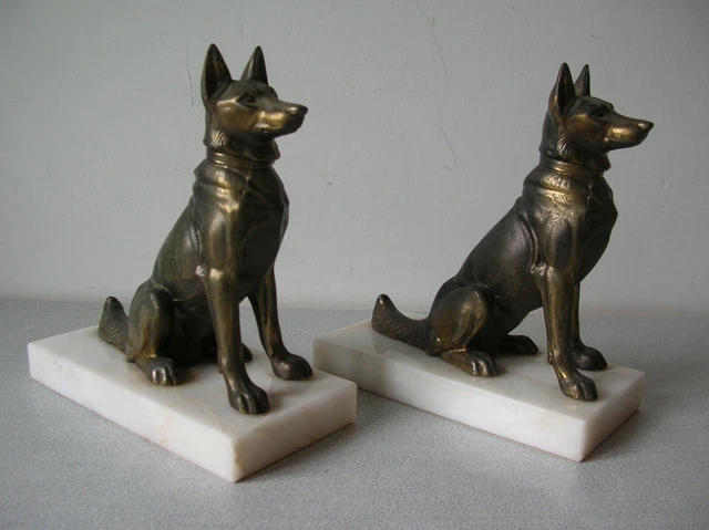 Ancienne grande paire de serre livres loup chien en régule sur marbre de 17,3 cm