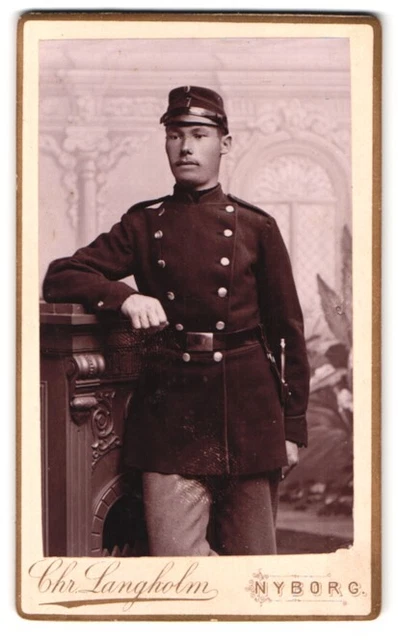 Fotografie Chr. Langholm, Nyborg, Portrait dänischer Soldat in Uniform Rgt. 7 m