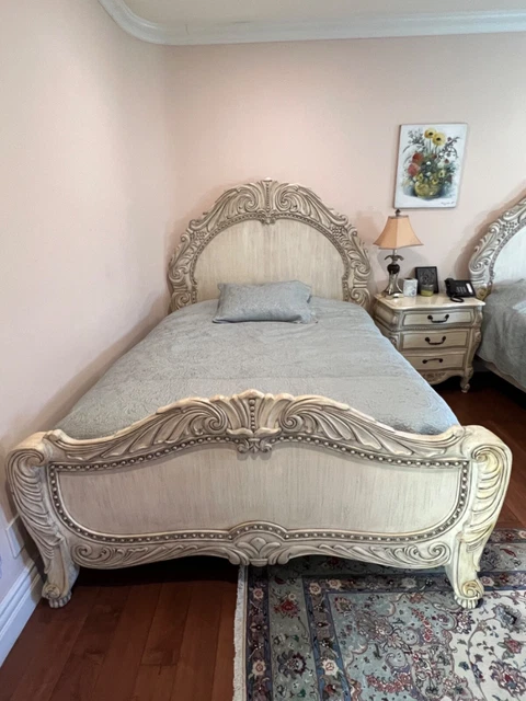 🐬Neiman MARCUS Queen OrNATE WOOD oLd WorLd Bed Frame/HeadBoaRD + nightstand 🐬Neiman MARCUS Queen OrNATE WOOD oLd WorLd Bed Frame/HeadBoaRD + nightstand