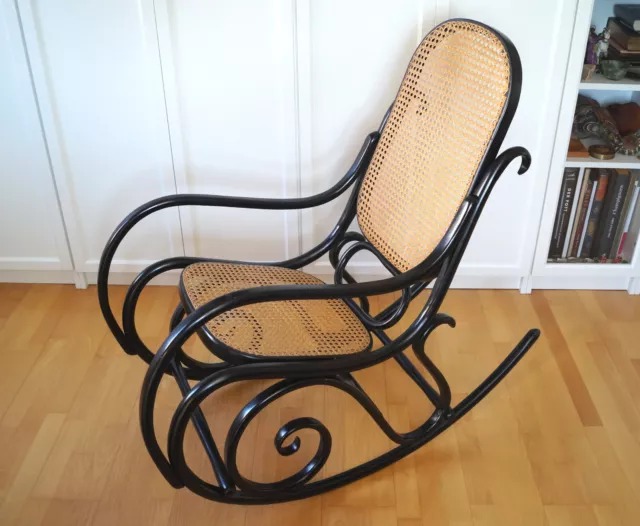 Original Thonet Bugholz Schaukelstuhl mit Rattangeflecht Nr. 825 schwarz