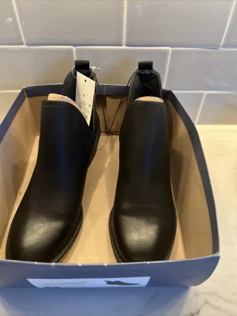 Universal thread deals nora boot