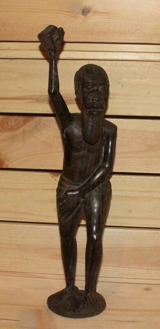 L'homme En Bois Sur Le Fond Blanc Montre L'espace Pour La Copie Et Le