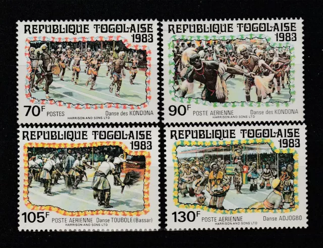 Togo   danses traditionnelles     1983  num 1094 et PA 491/93 **