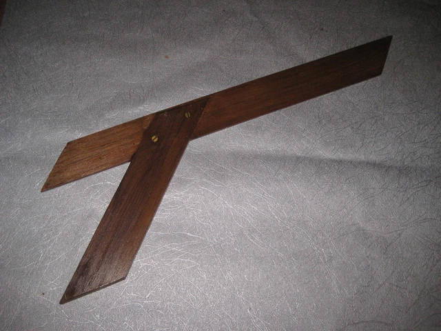 ANCIENNE ÉQUERRE BOIS outil ancien de menuisier art populaire EUR 9,00 ...
