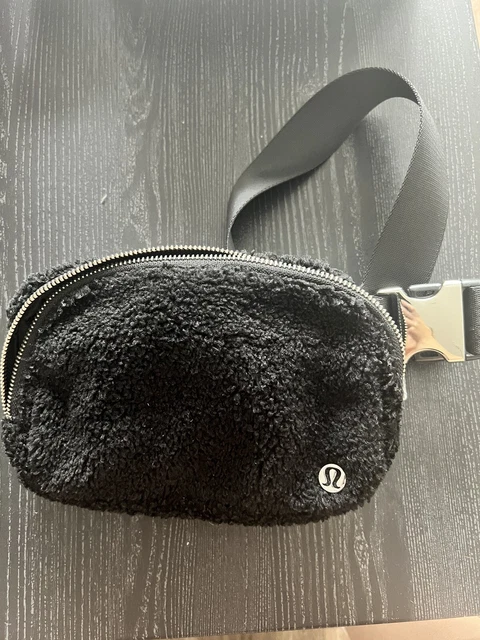 EUC OG Original Strap BLACK SILVER Lululemon Everywhere Fleece Sherpa Belt Bag
