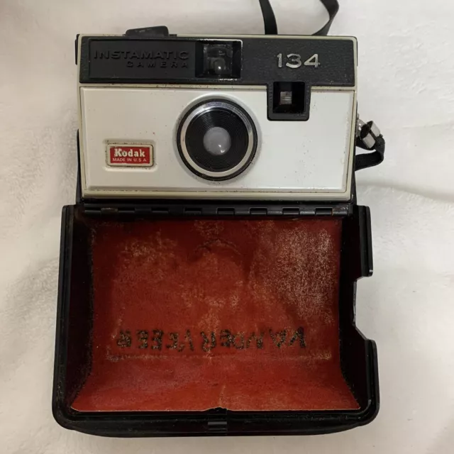 Kodak Instamatic 134 Vintage Camera with flashcubes sylvania
