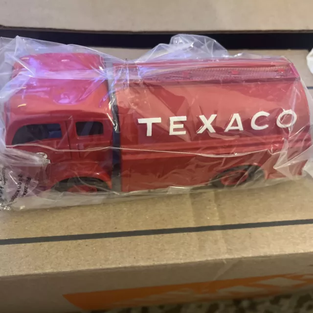 ERTL Collectibles - Texaco 1949 White Tilt Cab Tank Truck Collectors Series Bank 2