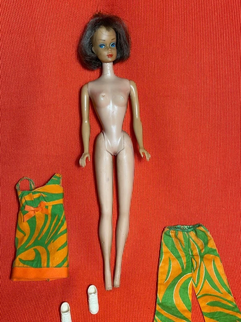 Ancienne poupée mannequin Barbie et une tenue des années 70 10