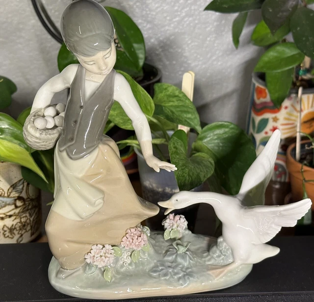 Ganso Lladro #1288 - Chica Persiguiendo con Cesta de Huevos 8" de Alto Hecho en España (¡COMO NUEVO!)