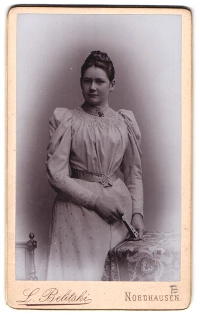 Fotografie L. Belitski, Nordhausen, Hübsche junge Frau im hellen gepunkteten Kl