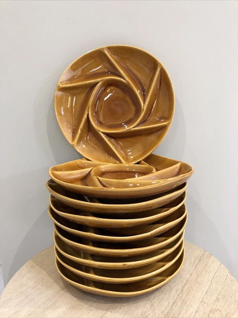Lot De 7 Assiettes à Compartiments Vegena - Forme Pétale, 4 Cases, Empilables, Diamètre 23 Cm, 7 Couleurs