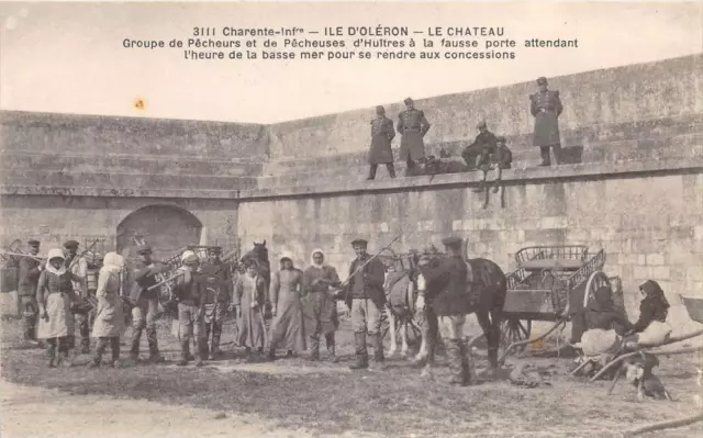 Cpa 17 Ile D'oleron Le Chateau Groupe De Pecheurs Et De Pecheuses D'huitres A La