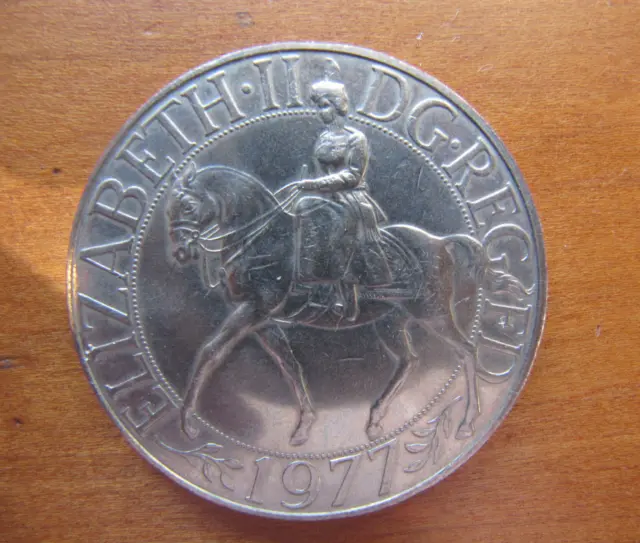 1977 Queen Elizabeth II Silver Jubilee Commemorative Crown Collectable Coin