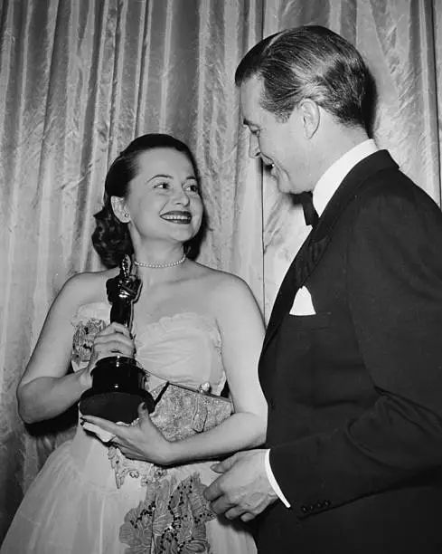 Actress Olivia De Havilland Holding Her Best Actress Oscar 1947 Old Photo