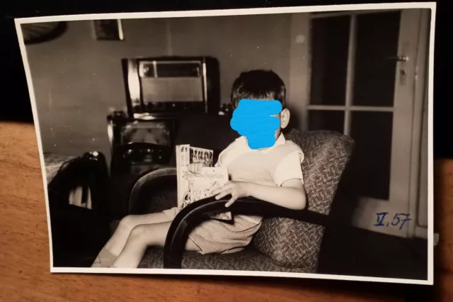 kleiner Junge beim Lesen - Buch Zehn kleine Negerlein - 1957 / Foto