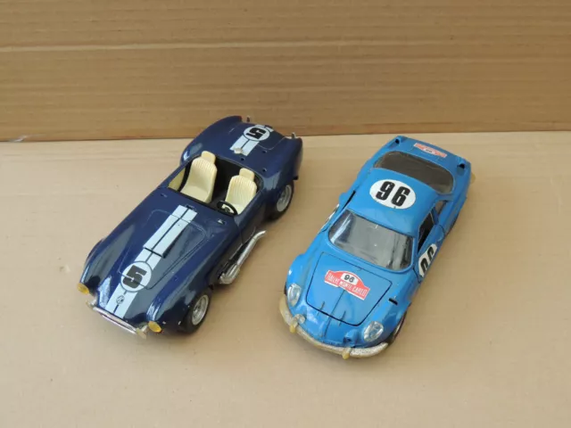 Lot de 2 véhicules 1/24 MAJORETTE et BURAGO A/C Cobra et Alpine Renault