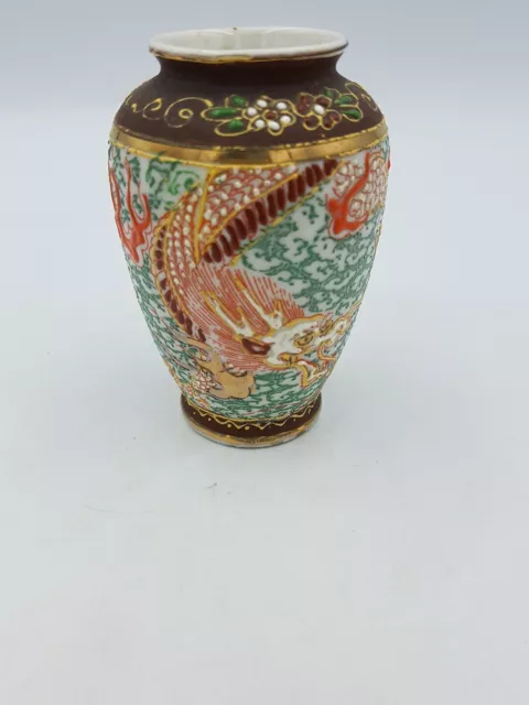 Petit vase en porcelaine japonaise vintage peint à la main dragon chasse perle or