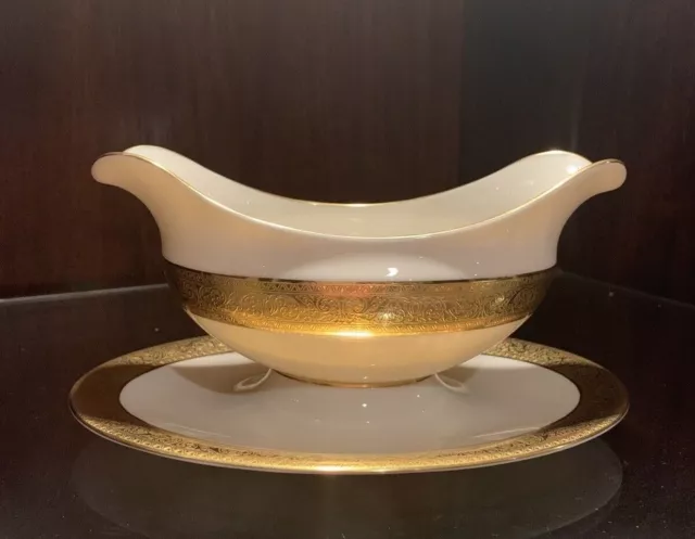 Lenox Westchester Gravy Boat with attached Underplate  2