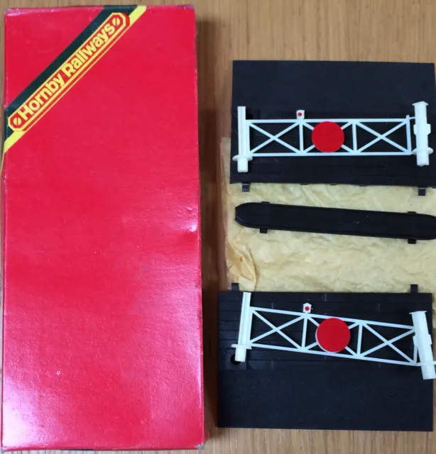 OO Hornby Boxed mint R629 single track level crossing with gates in good box