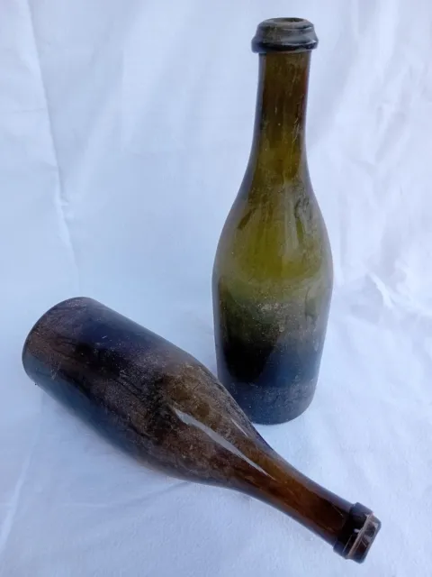 Très anciennes BOUTEILLES à vin de CHAMPAGNE verre soufflé - musée de la vigne