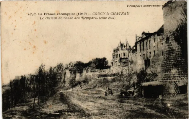 CPA AK Militaire Coucy le Chateau - Le chemin de ronde des Remparts (361910)