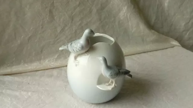 Vase Oeuf En Porcelaine De Copenhague Decor Pigeons**