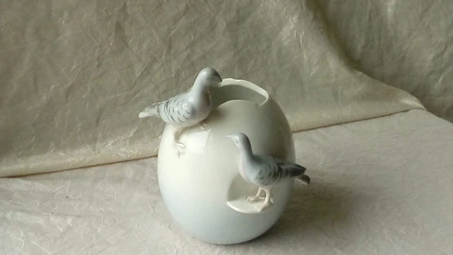 Vase Oeuf En Porcelaine De Copenhague Decor Pigeons**