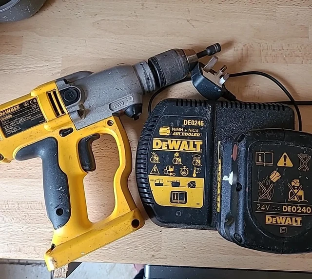 DEWALT DW006 DE0246 DRILL AND CHARGER £14.99 PicClick UK