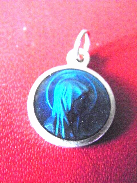 Médaillon religieux ancien Notre-Dame de Lourdes – Pendentif vintage en métal argenté – Bijou religieux rétro - France