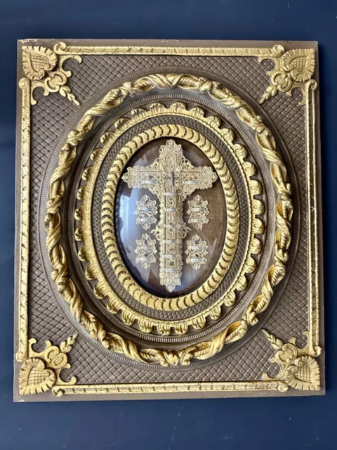Reliquary with relics from the passion and live of Our Lord Jesus