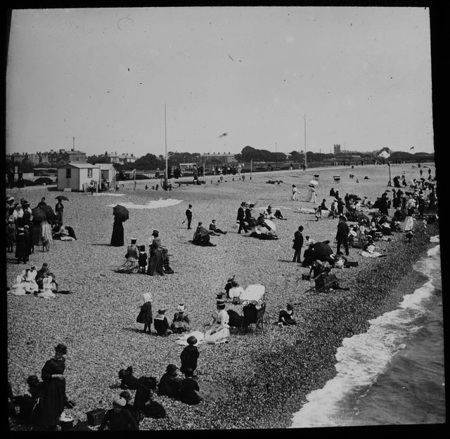VICTORIANS AT THE SEASIDE C1890 ANTIQUE Magic Lantern Slide PHOTO