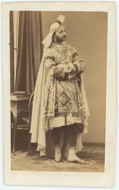 CDV circa 1860. Homme de la noblesse parisienne costumé par Disdéri à Paris.