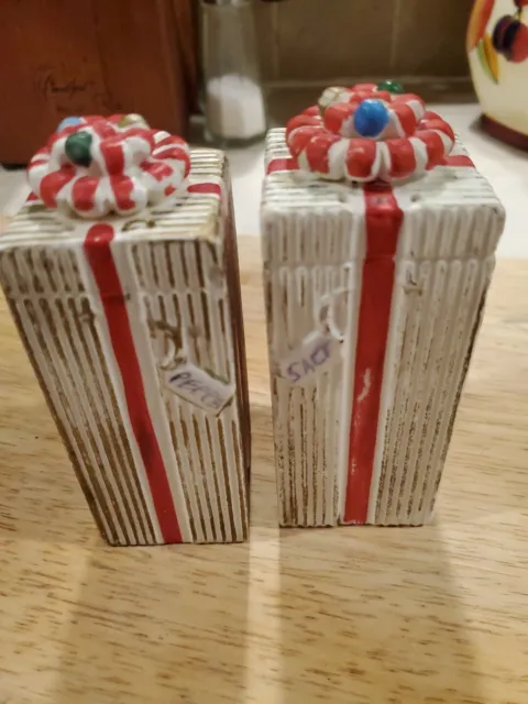 1962 NAPCO Tall Striped Presents Gifts Bows Salt Pepper Shakers White Gold Red