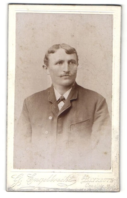 Fotografie G. Engelbrecht, Bayreuth, Portrait Mann mit zeitgenöss. Frisur