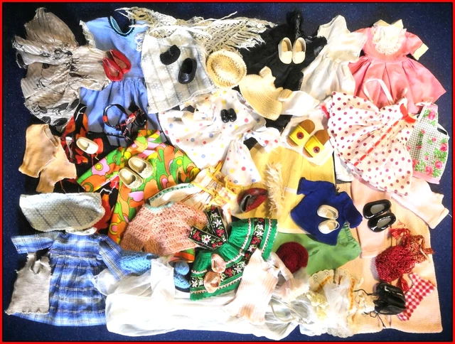 Grande Lotto di vestiti accessori scarpe per bambole vintage Clothes shoes dolls
