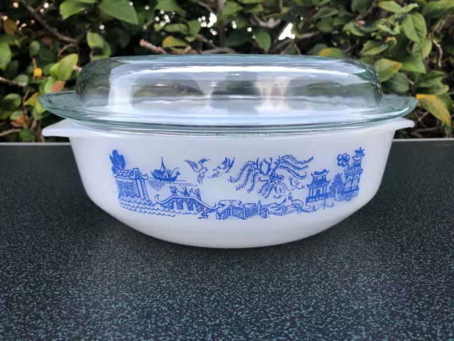 Vintage Agee Crown New Zealand Pyrex CR300 round casserole in Willow pattern