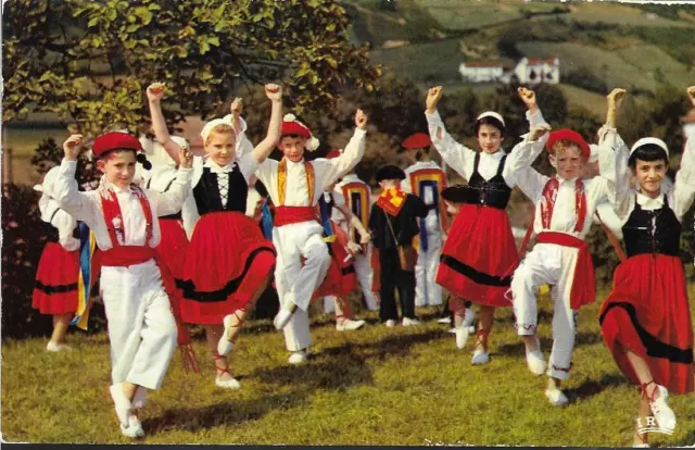 Carte postale Iris - FOLKLORE BASQUE Groupe de Mme Servant Ispoure -1970 costume